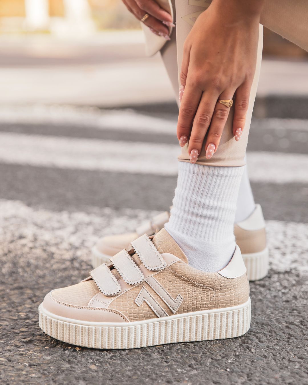 Basket femme beige creepers à scratch - CL73 SNAKE - Casualmode.fr